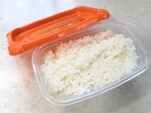 一食分のご飯が入ったタッパーウェア